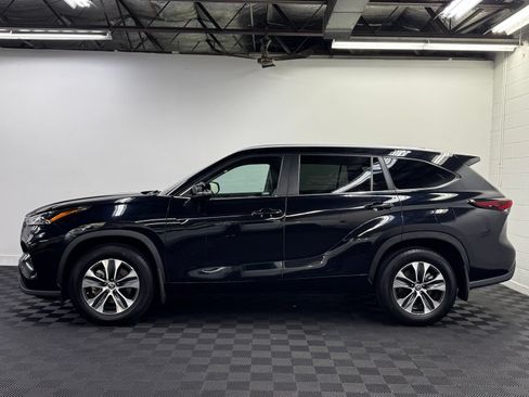 Used 2024 Toyota Highlander XLE AWD/4WD image 3