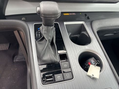 Used 2025 Toyota Sienna LE FWD image 19