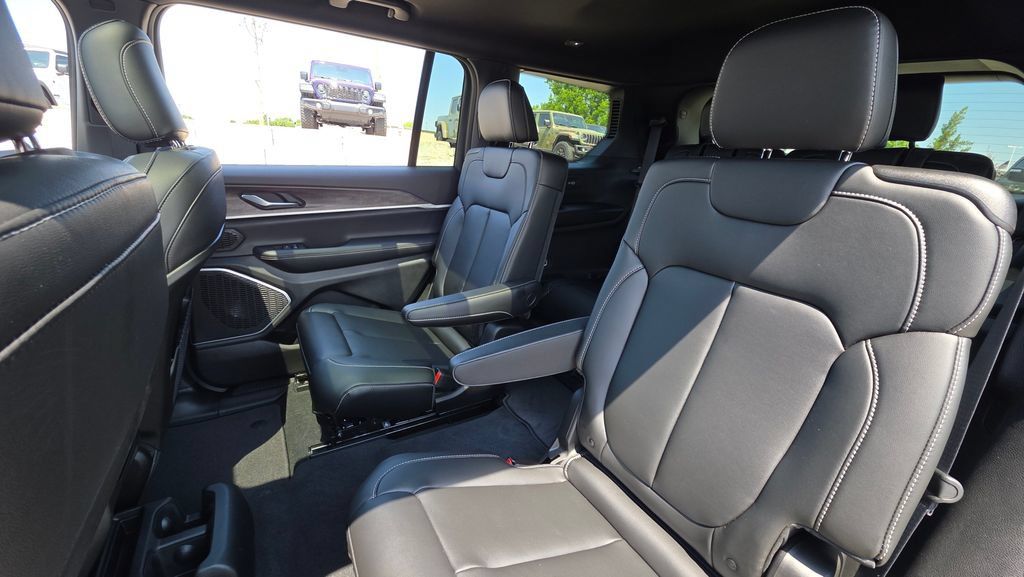 New 2026 Jeep Grand Cherokee L Limited w/ Limited Altitude Package AWD/4WD image 19
