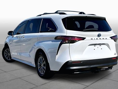 Used 2022 Toyota Sienna XLE image 11