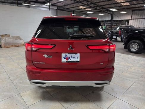 Used 2024 Mitsubishi Outlander SE image 4