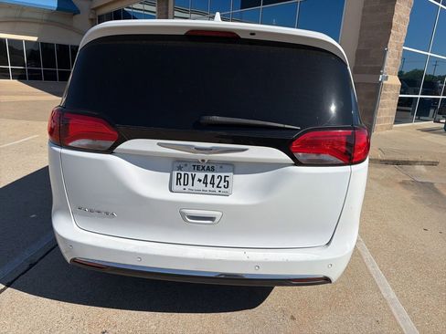 Used 2020 Chrysler Pacifica Touring w/ Advanced Safetytec Group image 9