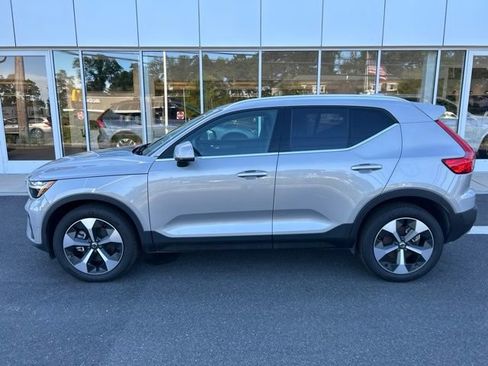 Used 2025 Volvo XC40 B5 Plus AWD/4WD image 2