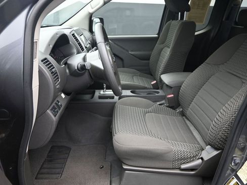 Used 2018 Nissan Frontier SV image 12