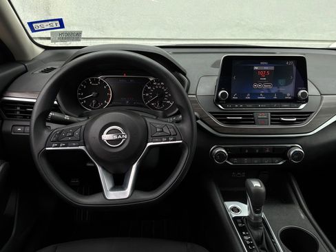 Used 2025 Nissan Altima 2.5 SV FWD image 13