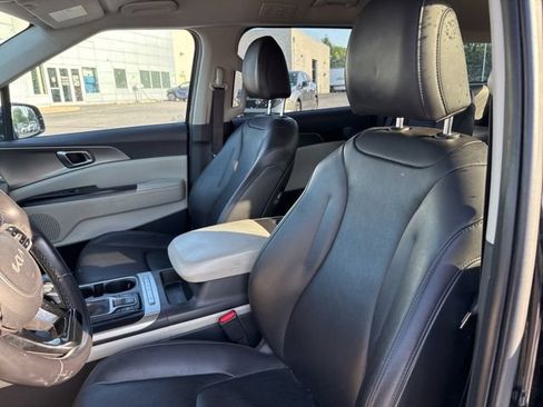 Used 2022 Kia Carnival LX FWD image 18