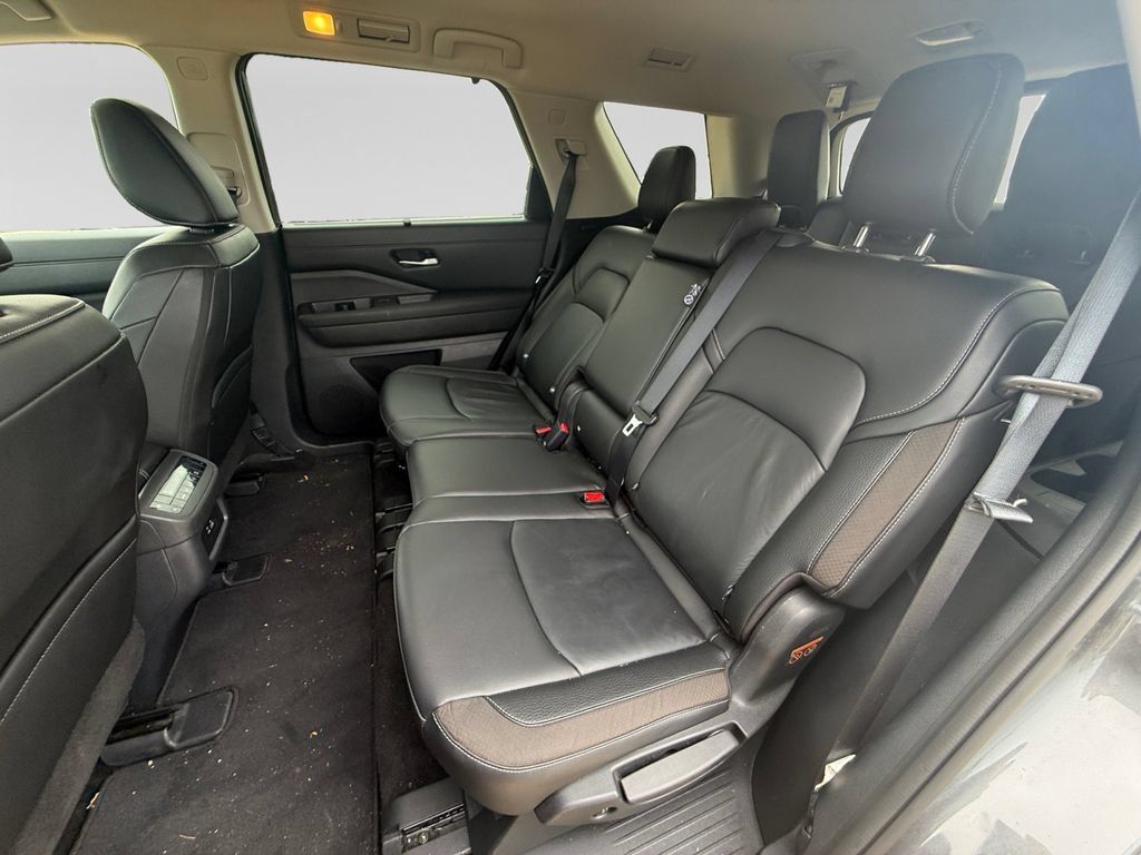 Used 2025 Nissan Pathfinder SL AWD/4WD image 36