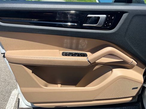 Used 2019 Porsche Cayenne AWD/4WD image 24