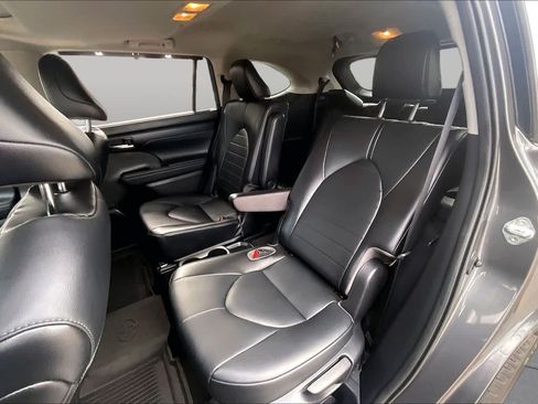 Used 2021 Toyota Highlander XLE FWD image 21