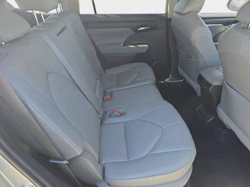 Used 2021 Toyota Highlander XLE FWD image 13