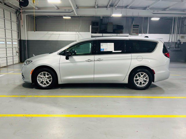 Used 2024 Chrysler Pacifica Touring-L FWD image 16