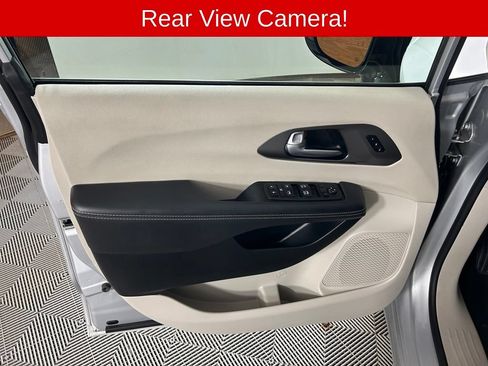 Used 2024 Chrysler Pacifica Touring-L FWD image 10
