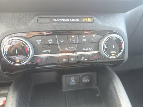 Used 2022 Ford Escape SE w/ SE Sport Appearance Package image 18