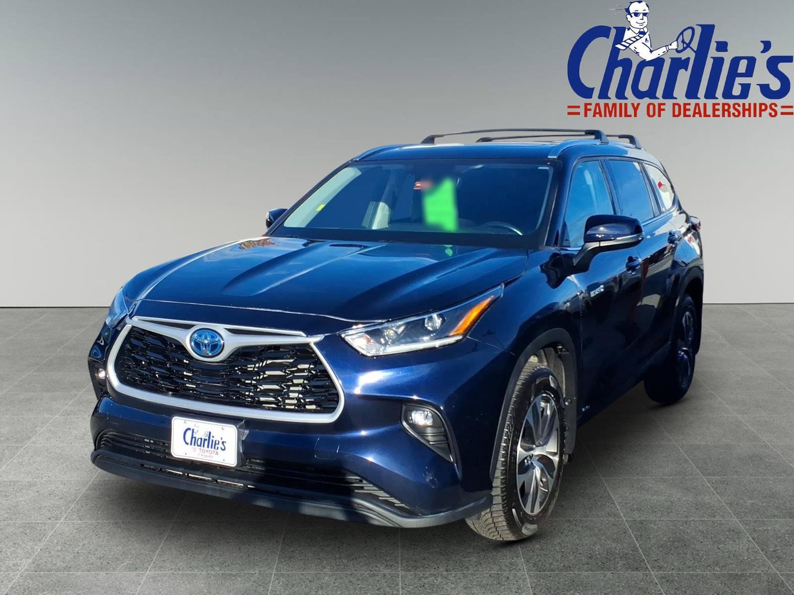 Used 2021 Toyota Highlander XLE AWD/4WD image 1