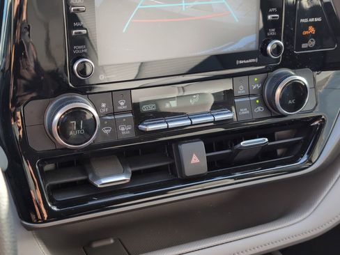 Used 2022 Toyota Highlander L image 22