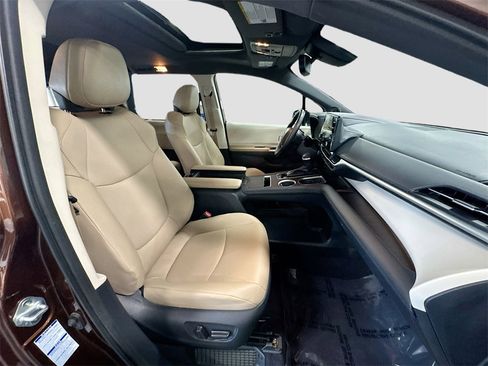 Used 2021 Toyota Sienna XLE image 30