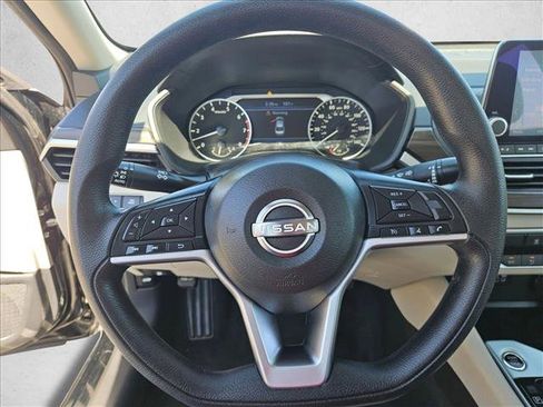 Used 2024 Nissan Altima 2.5 SV FWD image 12