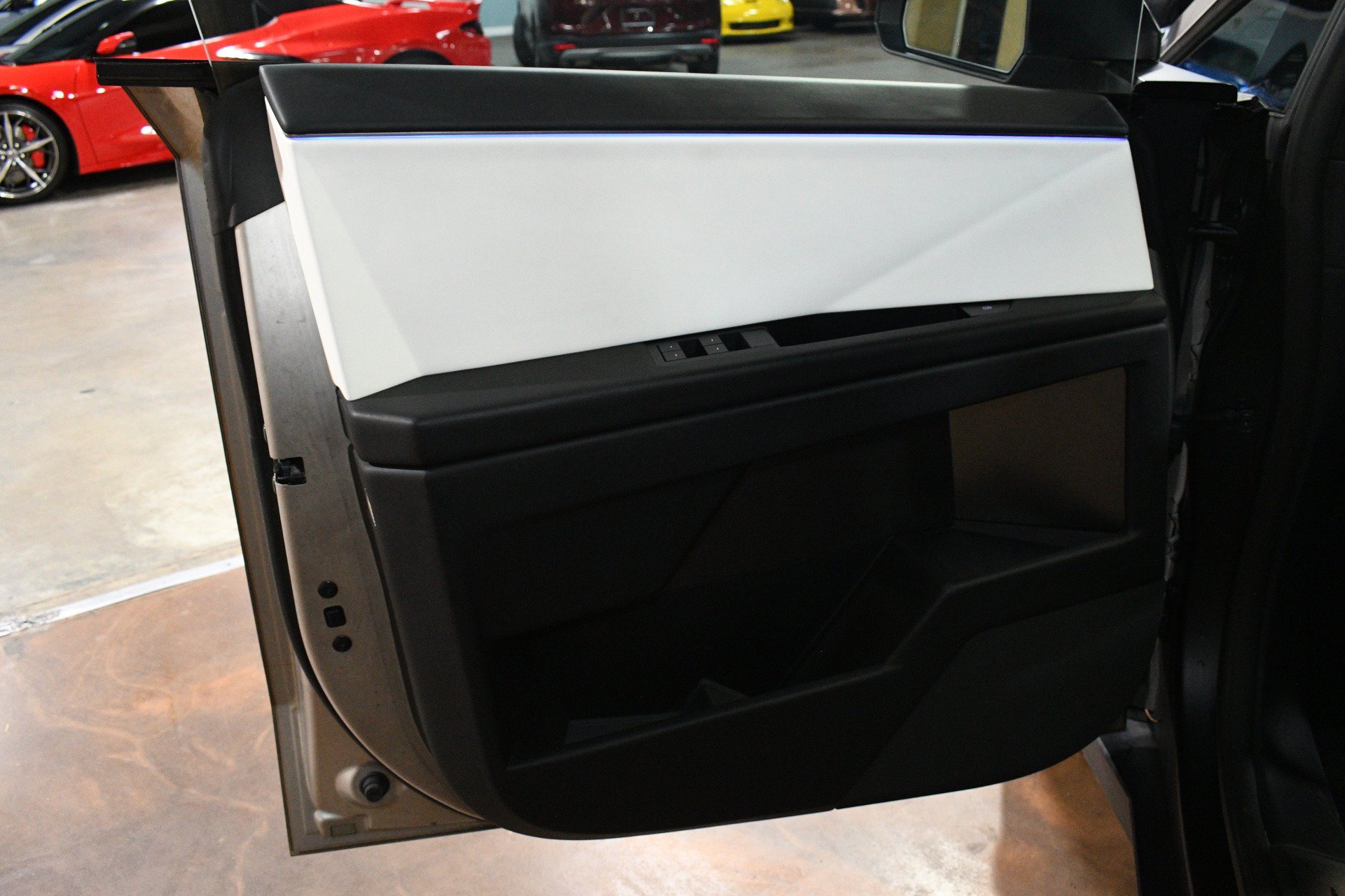 Used 2024 Tesla Cybertruck AWD Crew Cab image 43