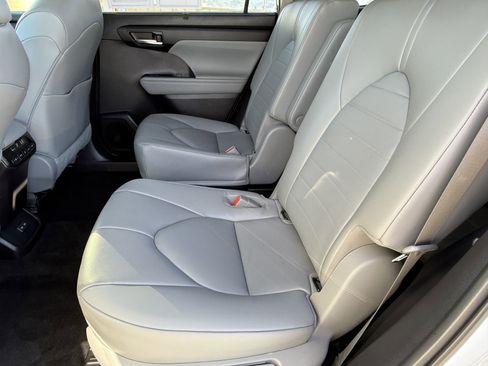 Used 2023 Toyota Highlander XLE image 28