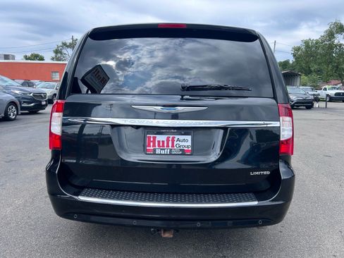 Used 2016 Chrysler Town & Country Limited Platinum FWD image 7