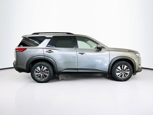 Used 2025 Nissan Pathfinder SV image 10