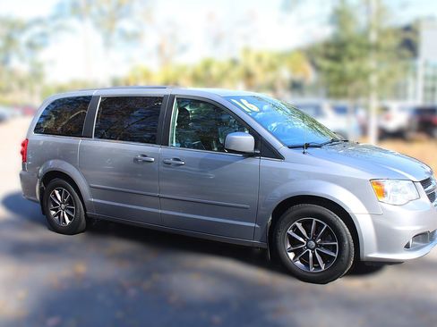 Used 2016 Dodge Grand Caravan SXT image 23