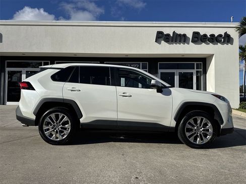 Used 2021 Toyota RAV4 XLE Premium image 24
