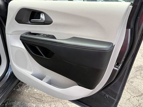 Used 2023 Chrysler Pacifica Touring-L FWD image 11
