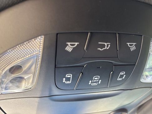Used 2025 Chrysler Pacifica Limited FWD image 41