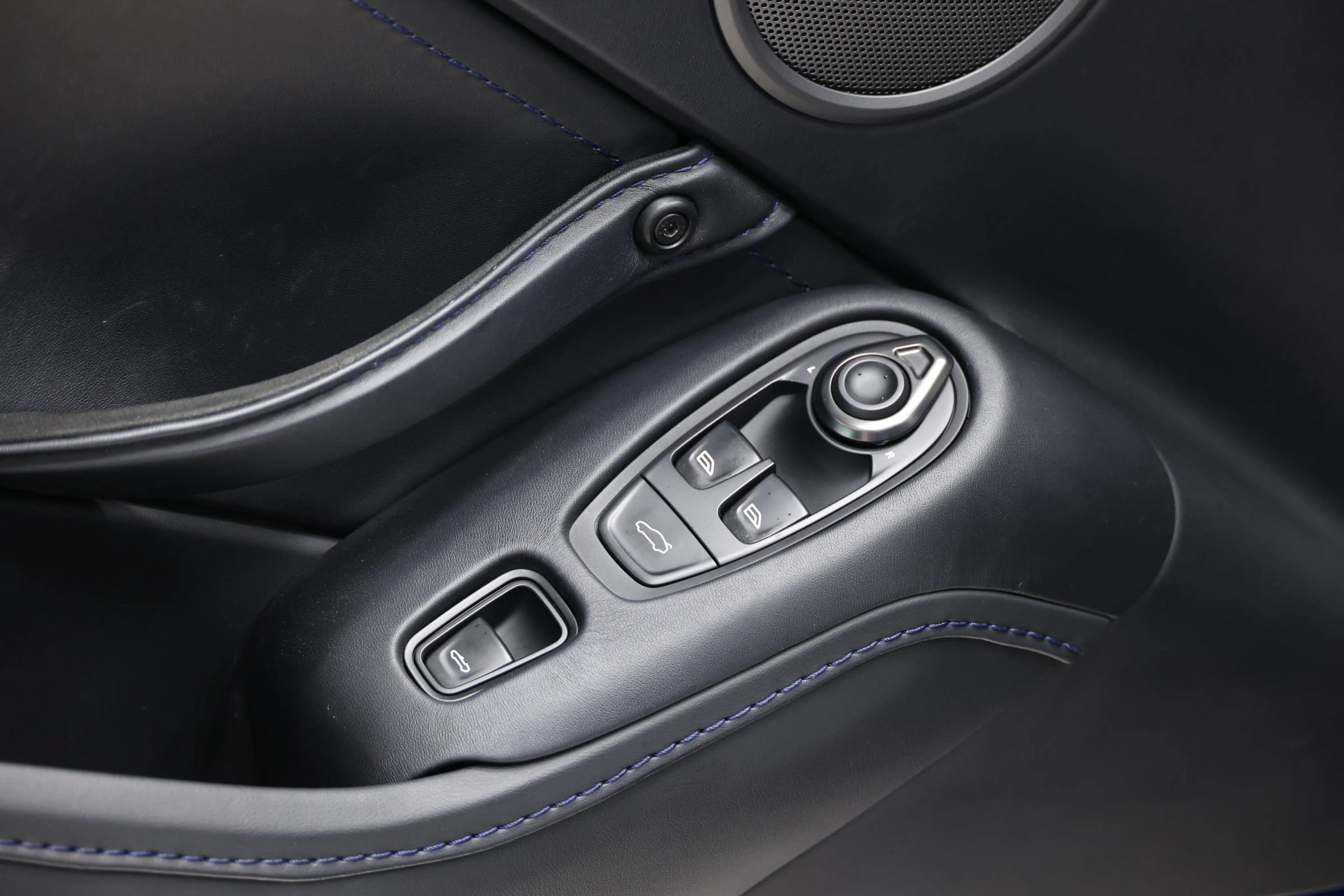 Used 2023 Aston Martin V8 Vantage Roadster RWD image 14