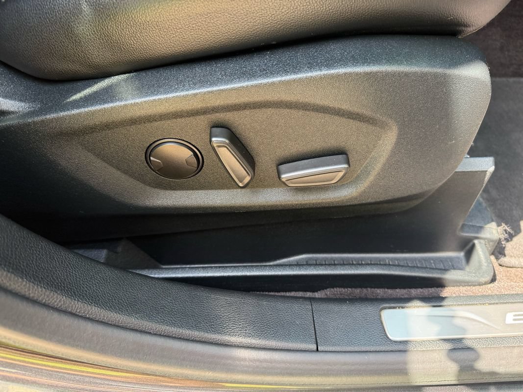 Used 2020 Ford Edge Titanium FWD image 41