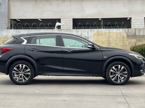 Used 2017 INFINITI QX30 Premium w/ Navigation Package image 9