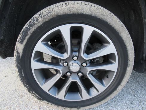 Used 2017 Jeep Grand Cherokee Overland AWD/4WD image 5