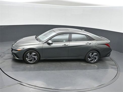 Used 2025 Hyundai Elantra SEL image 34