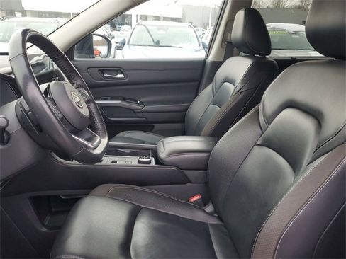 Used 2023 Nissan Pathfinder SL image 9