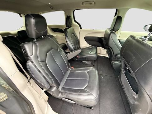 Used 2023 Chrysler Pacifica Touring-L FWD image 35