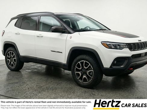 Used 2025 Jeep Compass Trailhawk image 1