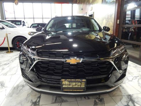 Used 2025 Chevrolet Trax LT w/ Driver Confidence Package image 2