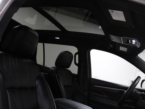 Used 2025 Buick Enclave Avenir image 17