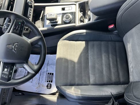Used 2023 Mitsubishi Outlander SE image 16