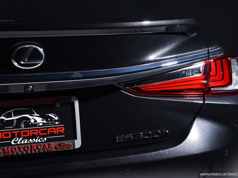 Used 2024 Lexus ES 300h w/ Premium Package image 18