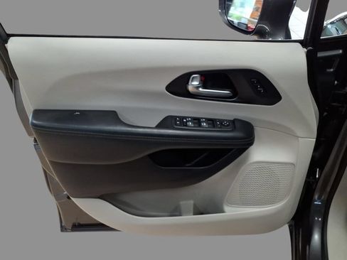Used 2020 Chrysler Pacifica Limited FWD image 16