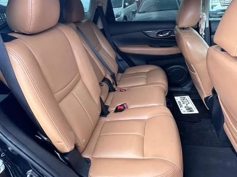 Used 2018 Nissan Rogue SV w/ Premium Package FWD image 14