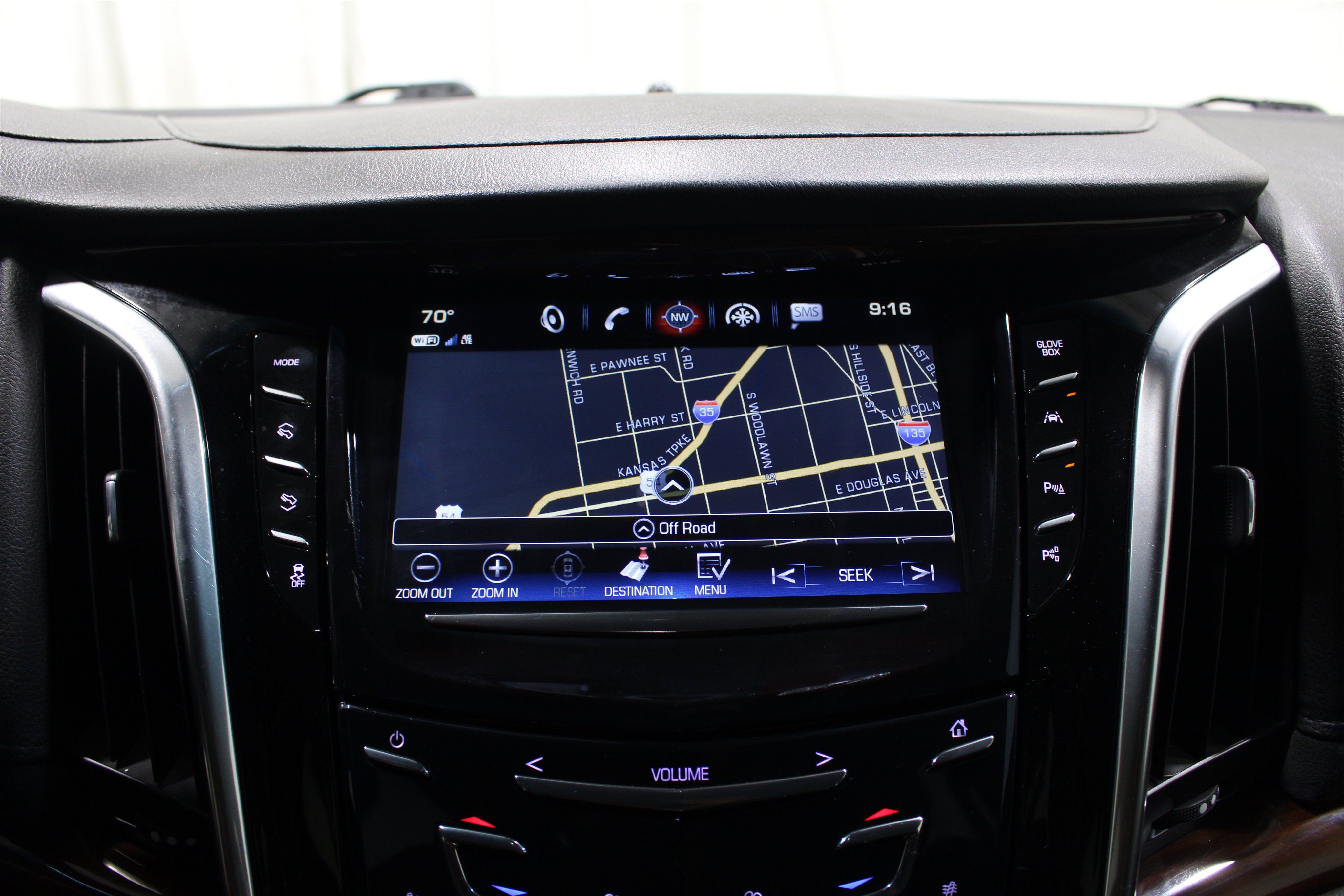 Used 2018 Cadillac Escalade Luxury AWD/4WD image 17