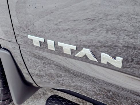 Used 2021 Nissan Titan SL w/ Moonroof Package image 12