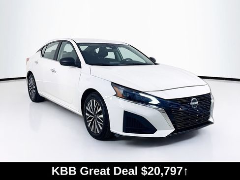 Used 2025 Nissan Altima 2.5 SV FWD image 1
