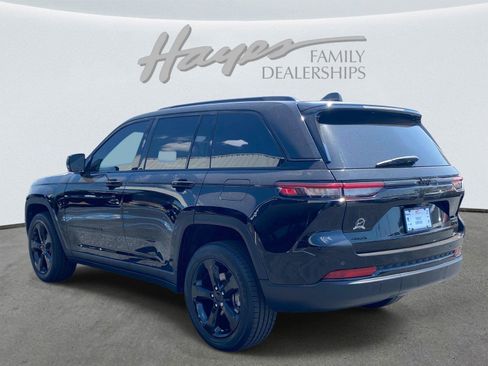 Used 2023 Jeep Grand Cherokee Limited w/ Black Appearance Package AWD/4WD image 9