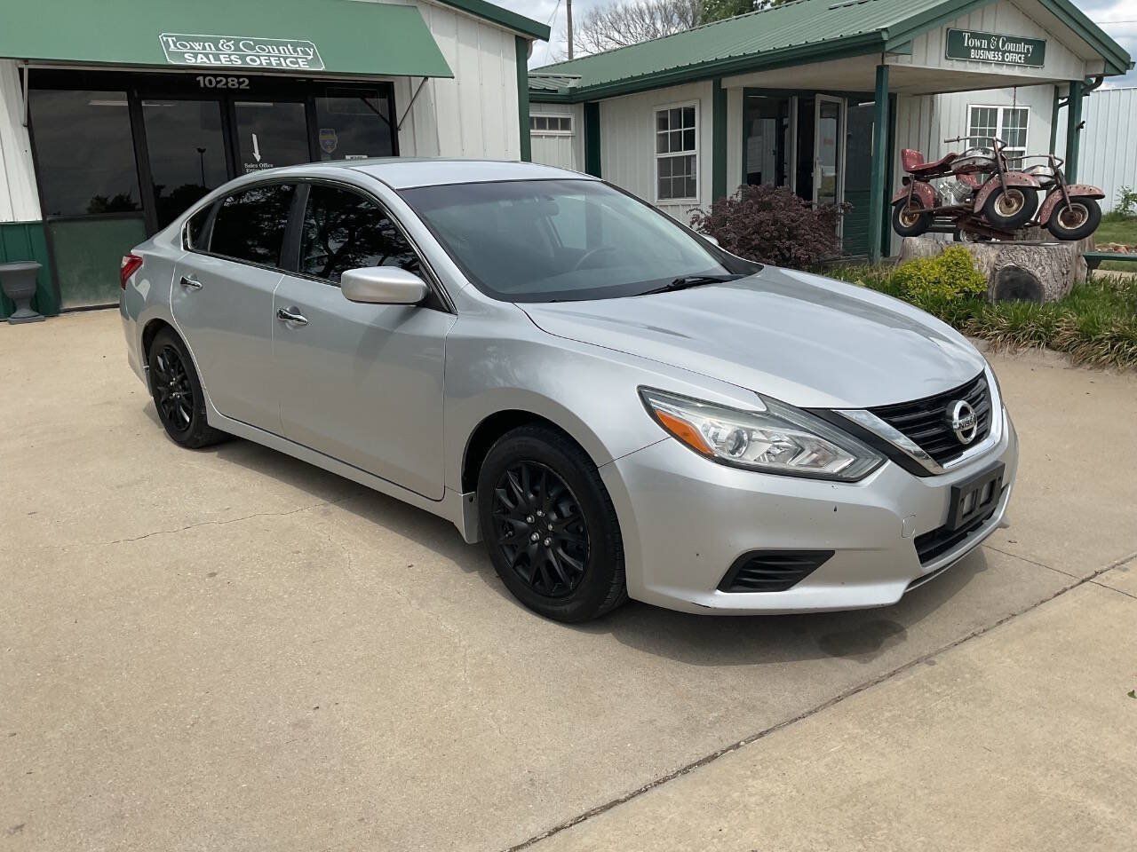 Used 2017 Nissan Altima 2.5 S w/ Power Driver Seat Package FWD image 3