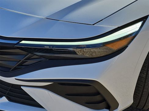 Certified 2025 Hyundai Elantra SEL image 29