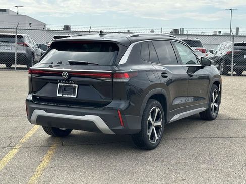 New 2025 Volkswagen Tiguan SE FWD image 4